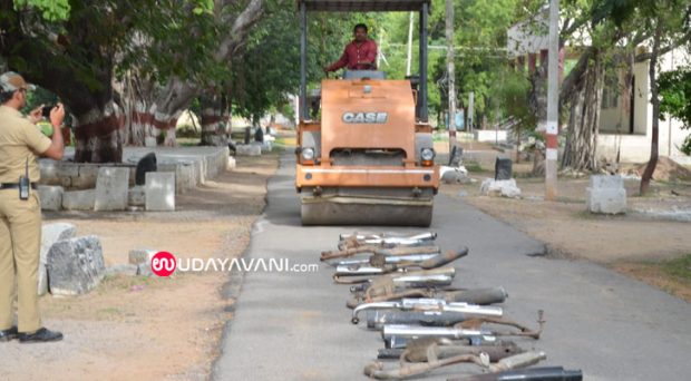 ರಾಯಚೂರು: ಸೈಲೆನ್ಸರ್ ಗಳ ಸದ್ದಡಗಿಸಿದ ಪೊಲೀಸರು