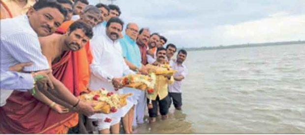 ಮೈದುಂಬಿದ ದುರ್ಗಾದೇವಿ ಕೆರೆಗೆ ಬಾಗಿನ