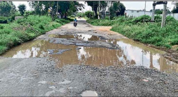 ಮಳೆಗಾಲದಲ್ಲಿ ರಸ್ತೆಗಳ ಬಣ್ಣ ಬಯಲು; ಕಳಪೆ ಕಾಮಗಾರಿಯಿಂದ ರಸ್ತೆಗಳು ಹಾಳು