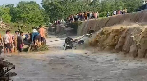 car falls into river in Uttarakhand