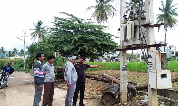 ಅಪಾಯಕಾರಿ ವಿದ್ಯುತ್‌ ಕಂಬ ತೆರವುಗೊಳಿಸಿ