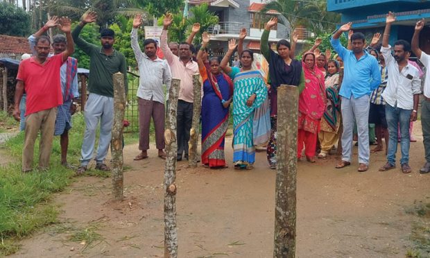 ರಸ್ತೆ ಒತ್ತುವರಿ ತೆರವಿಗಾಗಿ ಗ್ರಾಮಸ್ಥರ ಪ್ರತಿಭಟನೆ