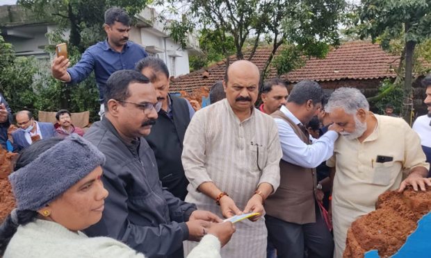 ಮಡಿಕೇರಿ: ಮಳೆ ಹಾನಿ ಪ್ರದೇಶಕ್ಕೆ ಸಿಎಂ ಬೊಮ್ಮಾಯಿ ಭೇಟಿ; ಪರಿಹಾರ ವಿತರಣೆ