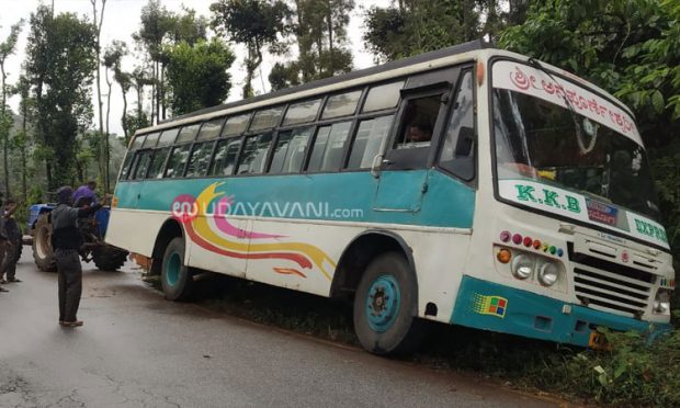 ಮೂಡಿಗೆರೆ: ಚಾಲಕನ ನಿಯಂತ್ರಣ ತಪ್ಪಿ ಹೊಂಡಕ್ಕೆ ಬಿದ್ದ ಬಸ್‌; ಪ್ರಯಾಣಿಕರು ಪಾರು