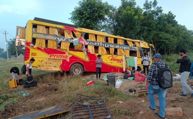 ಕೋಲಾರದಲ್ಲಿ ಭೀಕರ ರಸ್ತೆ ಅಪಘಾತ : ಬಸ್ ಪಲ್ಟಿಯಾಗಿ ದಂಪತಿ ಸಾವು, 15 ಕ್ಕೂ ಹೆಚ್ಚು ಮಂದಿ ಗಾಯ