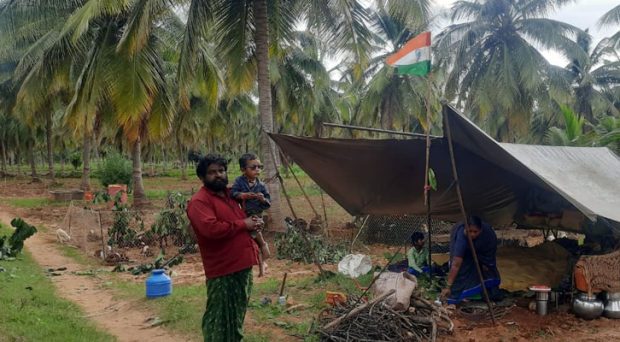 ಕುರಿಗಾಯಿಯ ಟೆಂಟ್ ನಲ್ಲಿ ಅರಳಿದ ದೇಶಪ್ರೇಮ: ತೋಟದ ಟೆಂಟ್ ನಲ್ಲಿ ಹಾರಿದ ರಾಷ್ಟ್ರಧ್ವಜ