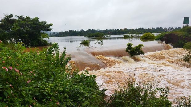 ವರುಣನ‌ ಆರ್ಭಟ : ತುಂಬಿ ಹರಿಯುತ್ತಿರುವ ಬೋಳಪ್ಪನಹಳ್ಳಿ ಕೆರೆ