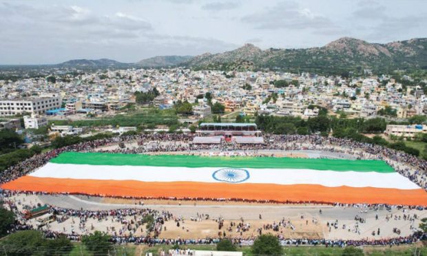 ಕೋಲಾರದಲ್ಲಿ ಲಿಮ್ಕಾ ದಾಖಲೆ ಬರೆದ ಬೃಹತ್‌ ರಾಷ್ಟ್ರಧ್ವಜ