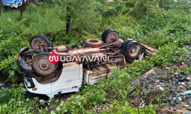 ಉಪ್ಪುಂದ: ಮಿನಿ ಲಾರಿ ಪಲ್ಟಿಯಾಗಿ ಮೂವರಿಗೆ ಗಾಯ; ಅಡ್ಡ ಬಂದ ದನ ಸಾವು