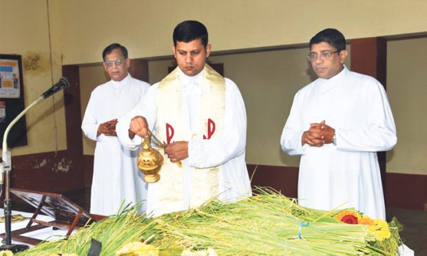 ಕರಾವಳಿಯಾದ್ಯಂತ ಸಂಭ್ರಮೋಲ್ಲಾಸದ ಮೊಂತಿ ಹಬ್ಬ ಆಚರಣೆ