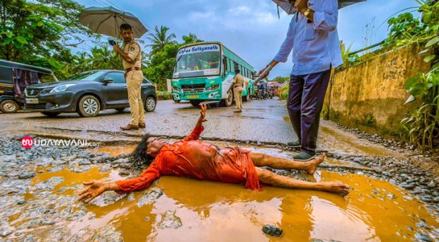 ಇಂದ್ರಾಳಿ‌ ಹೆದ್ದಾರಿ ಗುಂಡಿಗಳಲ್ಲಿ ಹೊರಳಾಡಿ ಪ್ರತಿಭಟನೆ ನಡೆಸಿದ ಸಾಮಾಜಿಕ ಕಾರ್ಯಕರ್ತ