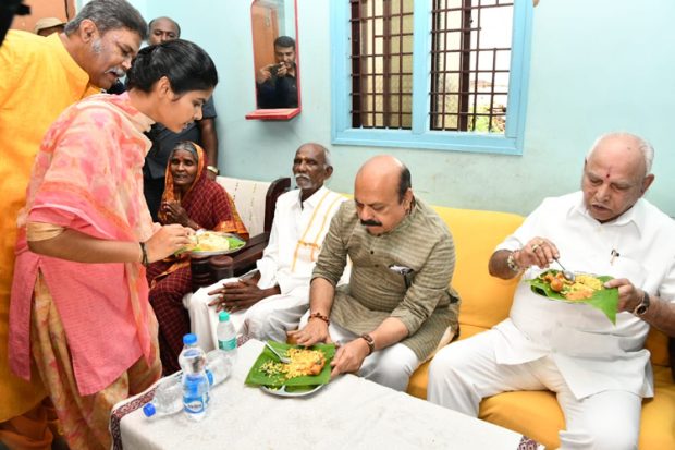 ಹೊಸಪೇಟೆ: ದಲಿತರ ಮನೆಯಲ್ಲಿ ಕೇಸರಿಬಾತ್, ಮಂಡಕ್ಕಿ ಒಗ್ಗರಣೆ ಆತಿಥ್ಯ ಸ್ವೀಕರಿಸಿದ ಸಿಎಂ