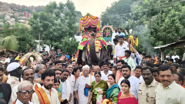 ಹೇಮಗುಡ್ಡ ದಸರಾ : ವೈಭವದ ಆನೆ ಮೇಲೆ ಅಂಬಾರಿ ದುರ್ಗಾಪರಮೇಶ್ವರಿ ಮೆರವಣಿಗೆ