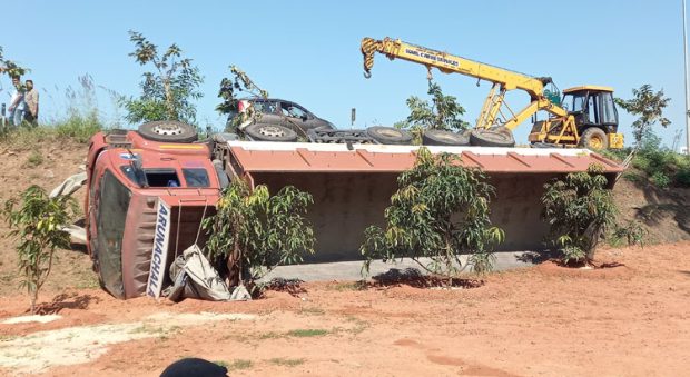 ಪಾಂಗಾಳ: ಸೇತುವೆ ಬಳಿ ಉರುಳಿ ಬಿದ್ದ ಲಾರಿ; ಚಾಲಕ ಪಾರು