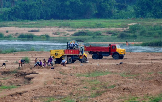 ವಿವಿಧೆಡೆ ಪರವಾನಿಗೆ ರಹಿತವಾಗಿ ಮರಳು ಸಾಗಾಟ: ಟಿಪ್ಪರ್‌ ವಶಕ್ಕೆವಿವಿಧೆಡೆ ಪರವಾನಿಗೆ ರಹಿತವಾಗಿ ಮರಳು ಸಾಗಾಟ: ಟಿಪ್ಪರ್‌ ವಶಕ್ಕೆ