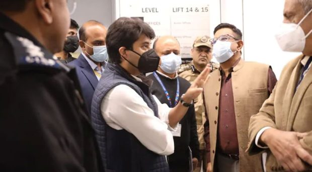 minister Jyotiraditya Scindia makes surprise visit to Delhi airport amid chaos