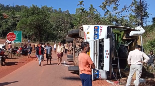 ಹುಣಸೂರು: ಪ್ರವಾಸಕ್ಕೆ ತೆರಳಿದ್ದ ಬಸ್‌ಪಲ್ಟಿ, ಶಿಕ್ಷಕರು ಸೇರಿ 25 ಮಂದಿಗೆ ಗಾಯ