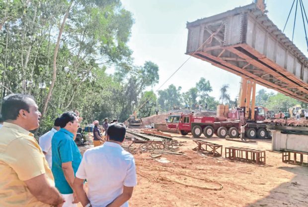 ಎಪಿಎಂಸಿ ರಸ್ತೆ: ರೈಲ್ವೇ ಅಂಡರ್‌ಪಾಸ್‌ ಕಾಮಗಾರಿ… ರೈಲು ಓಡಾಟ ಸ್ಥಗಿತಗೊಳಿಸಿ ಹಳಿ ಜೋಡಣೆ