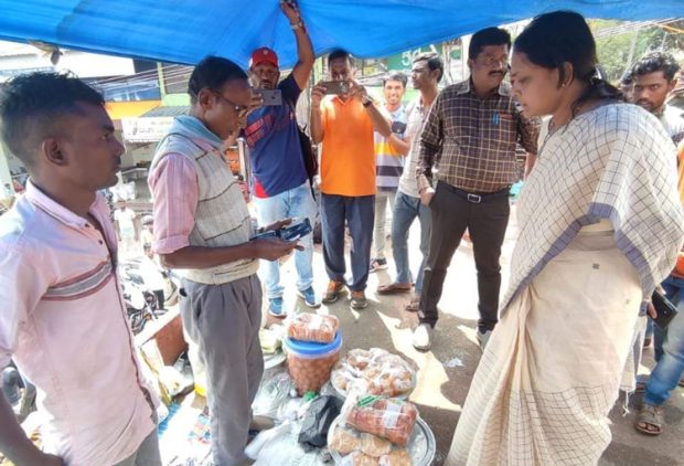 ಕಳಪೆ ಗುಣಮಟ್ಟದ ಆಹಾರ: ತಹಶೀಲ್ದಾರ್‌ ದಾಳಿ, ಎಚ್ಚರಿಕೆ