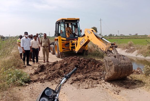 ಕುರುಗೋಡು: ರೈತರು ಅಕ್ರಮವಾಗಿ ಅಳವಡಿಸಿದ ಪೈಪ್ ತೆರವು ಮಾಡಿದ ಅಧಿಕಾರಿಗಳು