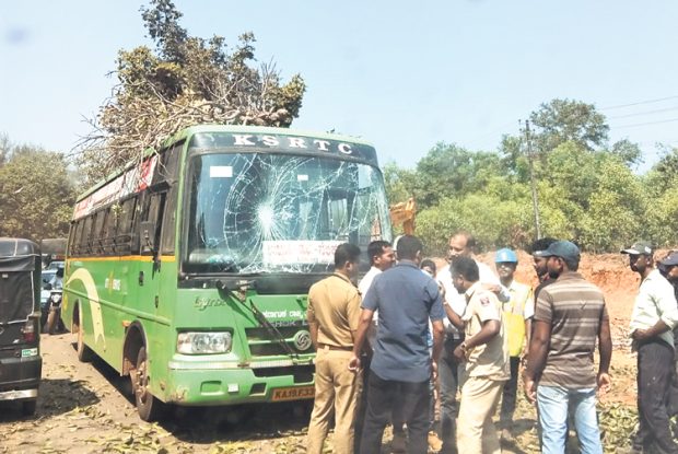 ಹೆಬ್ರಿ: ರಸ್ತೆ ಅಗಲೀಕರಣ ಕಾಮಗಾರಿ ವೇಳೆ ಬಸ್‌ ಮೇಲೆ ಉರುಳಿದ ಮರ