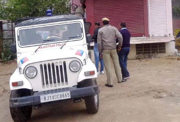 ಬಾಲಕಿ ಜೊತೆ ಮಾತನಾಡಲು ಬಂದ ಯುವಕನನ್ನು ಕಂಬಕ್ಕೆ ಕಟ್ಟಿ ಥಳಿಸಿ ಮೂತ್ರ ಕುಡಿಸಿದ ಗ್ರಾಮಸ್ಥರು