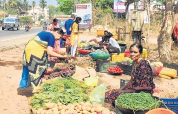 ಬೀದಿ ವ್ಯಾಪಾರಸ್ಥರಿಗೆ ಬೇಕಿದೆ ನೆಲೆ !ಕುಂಭಾಶಿಯಲ್ಲಿ ಮಂಗಳವಾರದ ಸಂತೆಗ ಹೆಚ್ಚಿದ ಬೇಡಿಕೆ