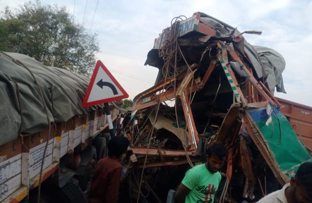 ಮಧುಗಿರಿ: ಎರಡು ಲಾರಿಗಳ ನಡುವೆ ಭೀಕರ ಅಪಘಾತ, ಕ್ಲಿನರ್ ಸ್ಥಳದಲ್ಲೇ ಸಾವು