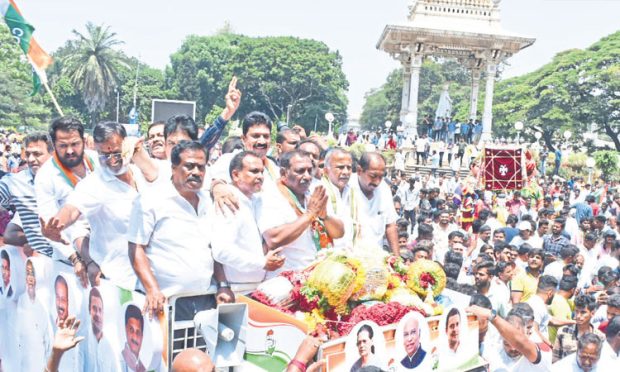 ಎನ್‌ಆರ್‌, ಚಾಮರಾಜ: ಕೈ ಅಭ್ಯರ್ಥಿಗಳಿಂದ ನಾಮಪತ್ರ