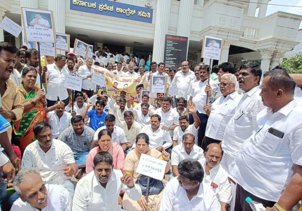 ಕಚೇರಿ ಮುಂದೆ ಹೈಡ್ರಾಮಾ! ವಿಷದ ಬಾಟಲಿ ಹಿಡಿದು ಕಾರ್ಯಕರ್ತರ ಪ್ರತಿಭಟನೆ