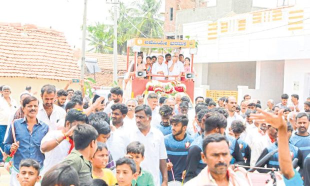 ಕೊತ್ತಲವಾಡಿ ಗ್ರಾಮದಲ್ಲಿ ಸಚಿವ ವಿ.ಸೋಮಣ್ಣ ರೋಡ್‌ ಶೋ