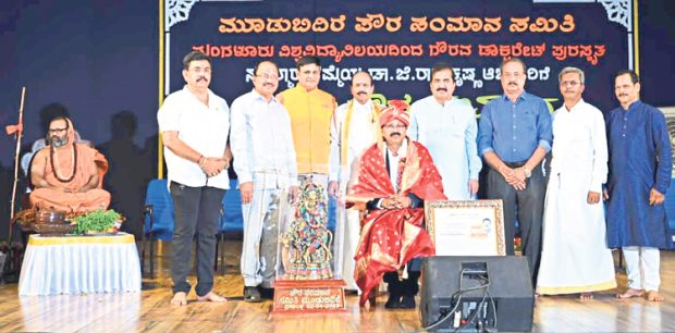 ತುಂಬಿದ ಜೇಬು ಚಟ, ಖಾಲಿ ಜೇಬು ಪಾಠ ಕ‌ಲಿಸುತ್ತದೆ: ಆನೆಗುಂದಿ ಶ್ರೀ