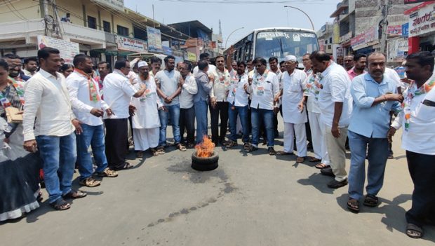 ಮಾಜಿ ಸಚಿವೆ ಉಮಾಶ್ರೀಗೆ ಟಿಕೆಟ್ ನೀಡದೆ ಇದ್ದರೆ ಸಾಮೂಹಿಕ ರಾಜೀನಾಮೆ