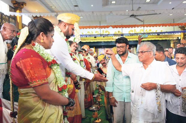 ಪ್ರಾಪಂಚಿಕ ಜ್ಞಾನವುಳ್ಳ ಆಧುನಿಕ ಗೃಹಿಣಿಯನ್ನು ಗೌರವಿಸಿ: ಹೆಗ್ಗಡೆ