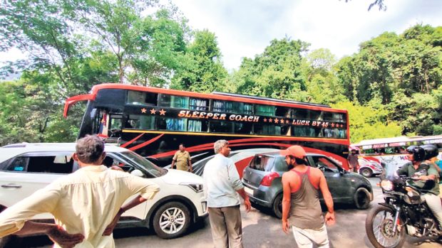 ಪ್ರವಾಸಿಗರ ಸಂಖ್ಯೆಯಲ್ಲಿ ಹೆಚ್ಚಳ: ಚಾರ್ಮಾಡಿ ಘಾಟಿ ರಸ್ತೆಯಲ್ಲಿ ಟ್ರಾಫಿಕ್‌ ಜಾಂ