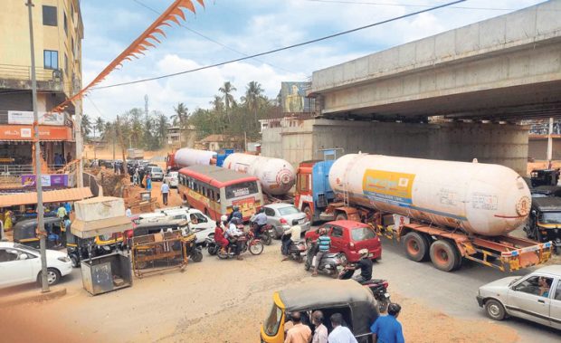 ಮೆಲ್ಕಾರ್‌ನಲ್ಲಿ ರಜಾ ದಿನವೂ ಕಂಡುಬಂದ ಸಂಚಾರ ದಟ್ಟಣೆ