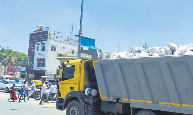 ಗುಂಡ್ಲುಪೇಟೆ: ಹಗಲು, ರಾತ್ರಿ ಸಂಚರಿಸುವ ಟಿಪ್ಪರ್‌ ಲಾರಿಗಳು