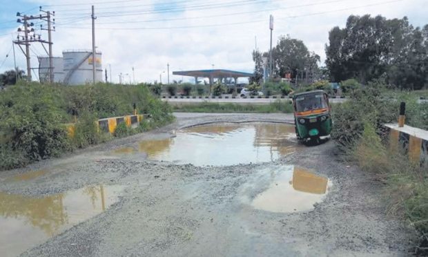 ಸೋಲೂರು ಗ್ರಾಮದ ರಸ್ತೆಯಲ್ಲಿ ಆಳುದ್ದ ಗುಂಡಿಗಳು!