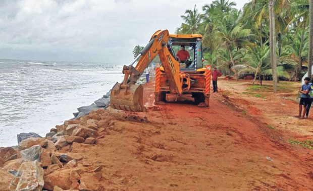 Maravanthe: ಮೀನುಗಾರರಿಂದಲೇ ರಸ್ತೆ ಮರು ನಿರ್ಮಾಣ ಕಾರ್ಯ