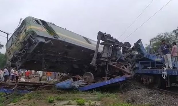 Goods trains collide: ಗೂಡ್ಸ್ ರೈಲುಗಳ ನಡುವೆ ಢಿಕ್ಕಿ: ಹಳಿತಪ್ಪಿದ 12 ಬೋಗಿಗಳು