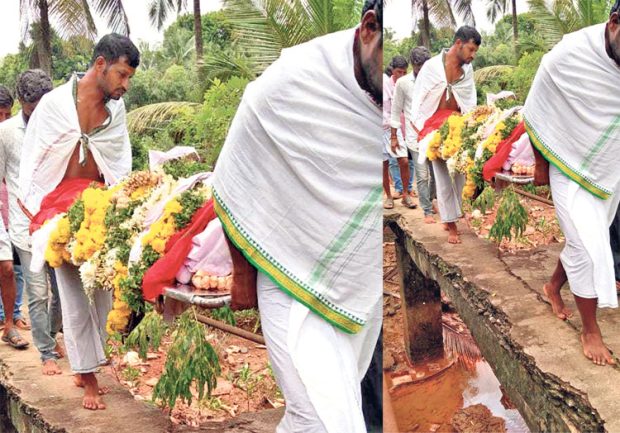 kaಅಳಿದುಳಿದ ಕಾಲು ಸಂಕದ ಅವಯವಗಳ ಮೇಲೆಯೇ ಶವ ಸಾಗಾಟದ ಪ್ರಯಾಸ