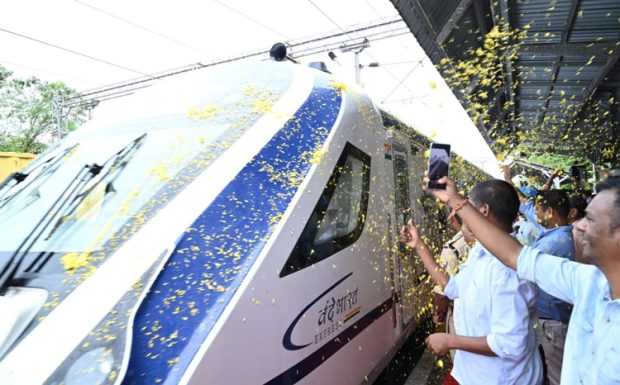 ಮುಂಬೈ-ಗೋವಾ ಸೆಮಿ-ಹೈ-ಸ್ಪೀಡ್ ವಂದೇ ಭಾರತ್ ರೈಲಿಗೆ ಚಾಲನೆ