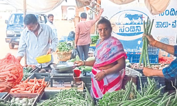 ಅಕಾಲಿಕ ಮಳೆಯಿಂದ ತಾಲೂಕಿನಲ್ಲಿ ಬೆಳೆ ನಾಶ: ಗಗನಕ್ಕೇರಿದ ತರಕಾರಿಗಳ ಬೆಲೆ