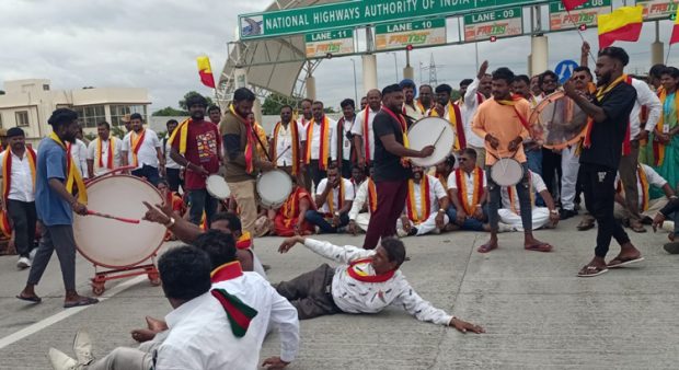 ಬೆಂಗಳೂರು-ಮೈಸೂರು ದಶಪಥ ಹೆದ್ದಾರಿಯ ಟೋಲ್ ದರ ಹೆಚ್ಚಳ ವಿರೋಧಿಸಿ ಪ್ರತಿಭಟನೆ, ಹಲವರು ವಶಕ್ಕೆ