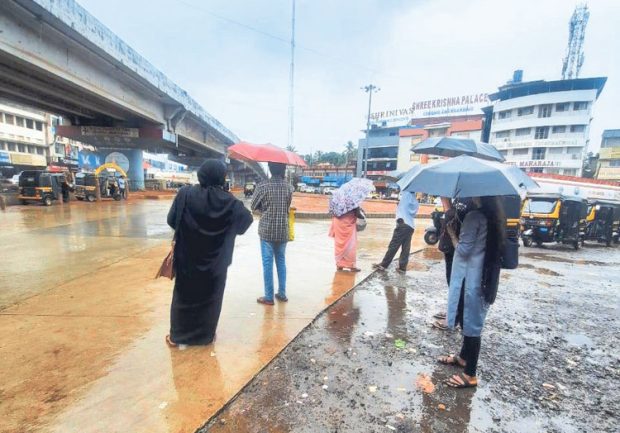 ಸುರತ್ಕಲ್‌: ಅಭಿವೃದ್ಧಿ ಕಾಮಗಾರಿಗಾಗಿ ಬಸ್‌ನಿಲ್ದಾಣ ತೆರವು; ಜನರಿಗೆ ಸಂಕಷ್ಟ