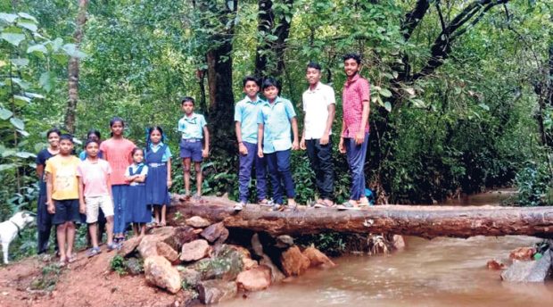 ಗುಂಡ್ರಿ ಕಾಲುಸಂಕದಲ್ಲಿ ವಿದ್ಯಾರ್ಥಿಗಳ ಸರ್ಕಸ್‌  