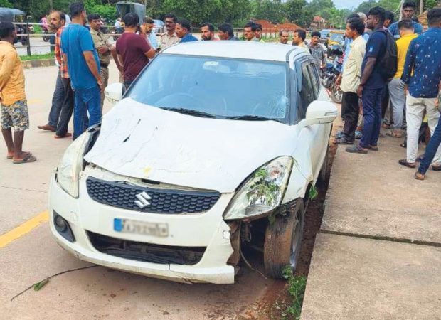 ಅಡ್ಡಾದಿಡ್ಡಿ ಕಾರು ಚಲಾಯಿಸಿ ಅಪಘಾತ; ಅಪರಿಚಿತರು ಕಾಡಿನೊಳಗೆ ನುಗ್ಗಿ ಪರಾರಿ