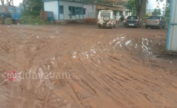 RoadChitradurga;ಕೆಸರಲ್ಲೇ ಓಡಾಟ, ಬಿದ್ದರು ಕೇಳೋರಿಲ್ಲ, ಅಧಿಕಾರಿಗಳ ಇಚ್ಚಾಸಕ್ತಿ ಕೊರತೆ