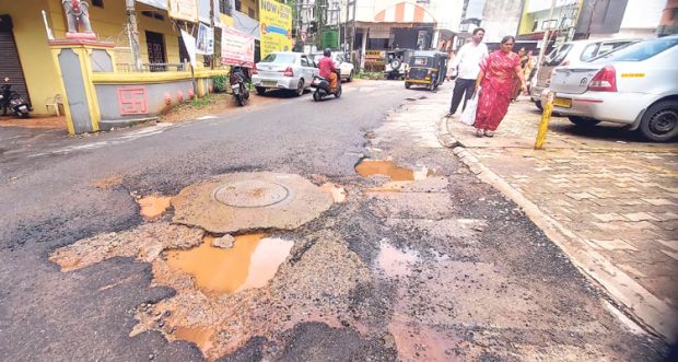 ಮಳೆಗಾಲ ಆರಂಭದಲ್ಲೇ ಗುಂಡಿಗಳ ದರ್ಶನ !