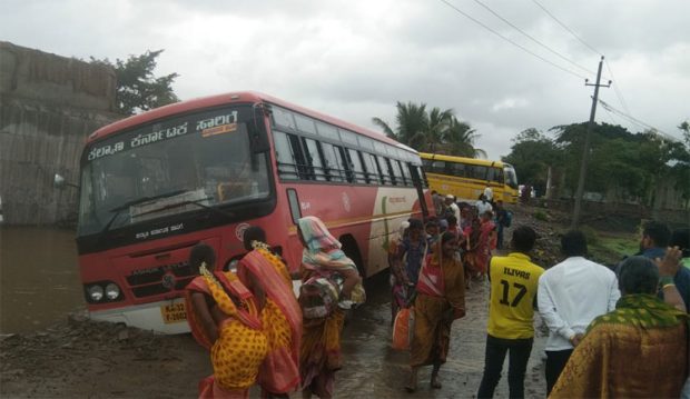 ತಾತ್ಕಾಲಿಕ ರಸ್ತೆಯಲ್ಲಿ ಸಿಕ್ಕಾಕಿಕೊಂಡ ಬಸ್… ತಪ್ಪಿದ ಭಾರಿ ಅನಾಹುತ